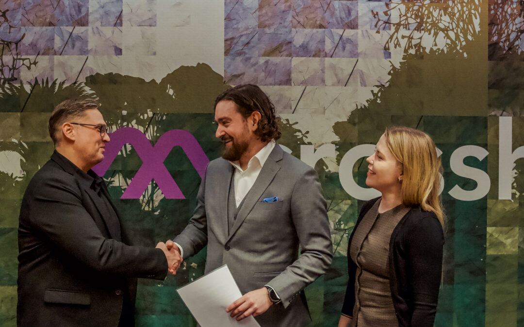 Todistuksen vastaanottivat pääesikunnan edustajalta Crosshill Oy:n omistajat Jouni ja Hannakaisa Hautamäki.